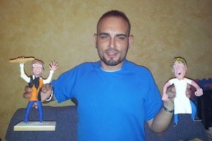 Joan Segura con sus maquetad de plastelina